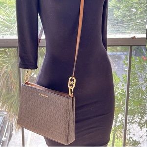 New Michael Kors Trisha MD Triple
Compartment Crossbody Shoulder Bag
MK